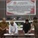 Bupati Ismet Mile didampingiWabup Risman Tolingguhu, Ketua DPRD, Faisal Yunus dan Wakil Ketua DPRD, Azan Piola saat menandatangani Nota Kesepakatan Kebijakan Umum Anggaran dan Prioritas Plafon Anggaran Sementara (KUA-PPAS) Tahun Anggaran 2026 dalam Sidang Paripurna DPRD Bone Bolango di Ruang Sidang Utama, Senin (3/11/2025). (Foto Indra/Gopos)