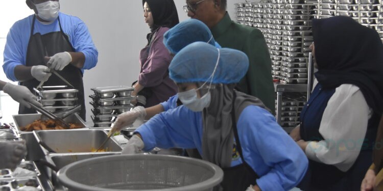 Bupati Ismet Mile saat memantau langsung proses produksi program Makan Bergizi Gratis di SPPG Bongoime, Tilongkabila, Senin (3/11/2025). (Foto Indra/Gopos)