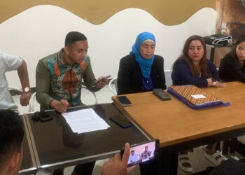 ASNI Gorut, MAR (kedua kiri) memberikan keterangan bantahan terhadap tuduhan pelecehan siswi SMK yang dialamatkan kepadanya