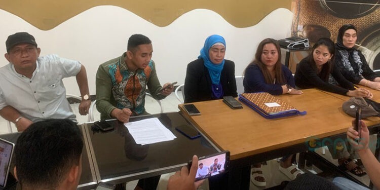 ASNI Gorut, MAR (kedua kiri) memberikan keterangan bantahan terhadap tuduhan pelecehan siswi SMK yang dialamatkan kepadanya