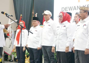 Ketua PMI Provinsi Gorontalo, Ishak Liputo saat melantik Dewan Kehormatan, Ketua dan pengurus PMI Gorontalo Utara di Gedung Anbril, Kwandang, Senin (24/11/2025)
(Rocky/Humas)