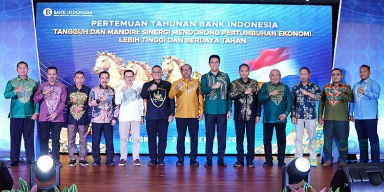 Plh Kepala BI Provinsi Gorontalo, Ciptoning Suryo Condro, dan Sekda Provinsi Gorontalo, Sofyan Ibrahim, berpose bersama dalam kegiatan Pertemuan Tahunan BI di Gorontalo, Jumat (29/11/2025).