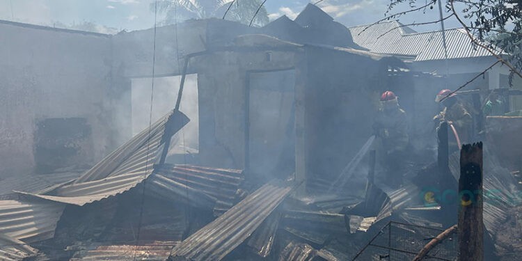 Petugas Pemadam Kebakaran melakukan pemadaman pada peristiwa kebakaran di Desa Bulota, Kecamatan Telaga Jaya, Kabupaten Gorontalo.