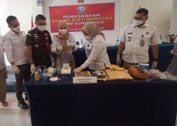 Kepala BNNP Gorontalo, Sri Bardiyati, bersama pejabat utama BNNP Gorontalo dan Kejati Gorontalo melaakukan pemusnahan barang bukti sabu, Rabu (19/11).(Hasan/gopos)