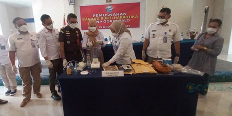 Kepala BNNP Gorontalo, Sri Bardiyati, bersama pejabat utama BNNP Gorontalo dan Kejati Gorontalo melaakukan pemusnahan barang bukti sabu, Rabu (19/11).(Hasan/gopos)