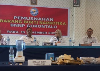Kepala BNNP Gorontalo, Sri Bardiyati, memberikan keterangan dalam kegiatan pemusnahan barang bukti penyalahgunaan dan pemberantasan narkoba di kantor BNNP Gorontalo, Rabu (19/11)