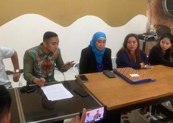 Eks pengacara pelapor, Darma Wulan Makmur (jilbab) biru, dan saksi Y (di samping eks pengacara) dan J (di samping Y) memberikan keterangan dalam konferensi pers yang dilaksanakan oleh MAR.