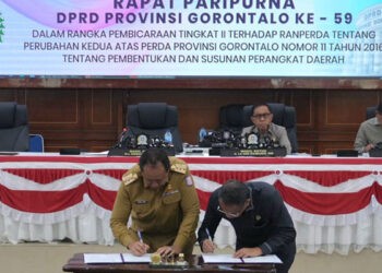Gubernur Gorontalo, Gusnar Ismail, bersama Wakil Ketua DPRD Provinsi Gorontalao, Ridwan Monoarfa, menandatangani pengesahan Perda OTK Pemprov Gorontalo, Senin (17/11/2025)
