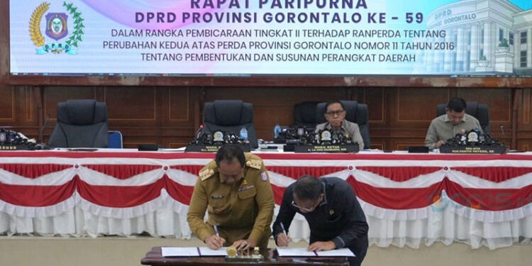 Gubernur Gorontalo, Gusnar Ismail, bersama Wakil Ketua DPRD Provinsi Gorontalao, Ridwan Monoarfa, menandatangani pengesahan Perda OTK Pemprov Gorontalo, Senin (17/11/2025)