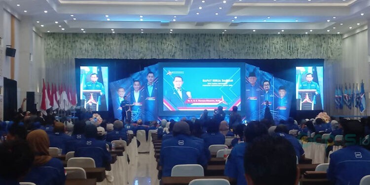 Sekretaris DPP Partai Demokrat, Herman Khaeron, memberikan sambutan pada pembukaan Rakerda DPD Partai Demokrat Gorontalo, Rabu (12/11/2025).(hasan/gopos)