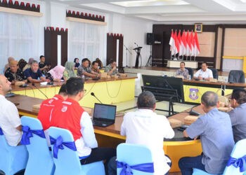 Rapat koordinasi satgas BBM dibuka oleh Gubernur Gorontalo Gusnar Ismail didampingi Asisten II Bidang Ekonomi dan Pembangunan Jamal Nganro dan Kadis Tenaga Kerja, ESDM dan Transmigrasi Wardoyo Pongoliu di aula rumah jabatan, Jumat (14/11/2025). (Foto : Bahrian/Diskominfo Provinsi Gorontalo)