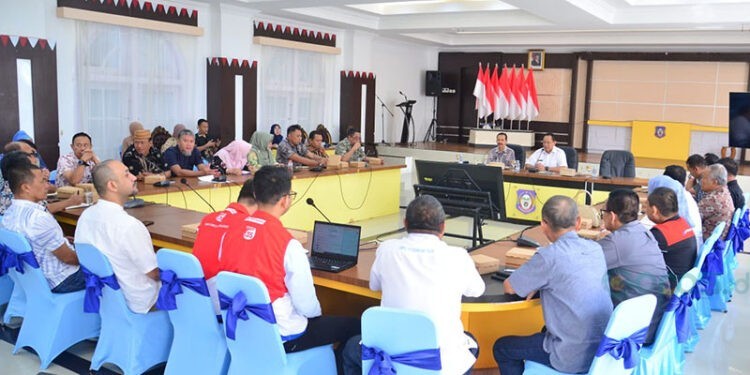Rapat koordinasi satgas BBM dibuka oleh Gubernur Gorontalo Gusnar Ismail didampingi Asisten II Bidang Ekonomi dan Pembangunan Jamal Nganro dan Kadis Tenaga Kerja, ESDM dan Transmigrasi Wardoyo Pongoliu di aula rumah jabatan, Jumat (14/11/2025). (Foto : Bahrian/Diskominfo Provinsi Gorontalo)