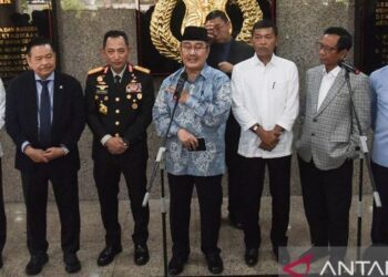 Ketua Komisi Percepatan Reformasi Polri Jimly Asshiddiqie (tengah) didampingi, anggota Otto Hasibuan (kedua kiri), Ahmad Dofiri (kiri), Idham Azis (ketiga kanan), Mahfud MD (kedua kanan), Badrodin Haiti (kanan), dan Kapolri Jenderal Pol Listyo Sigit Prabowo (ketiga kiri) memberikan keterangan kepada wartawan usai rapat di Bareskrim Polri, Jakarta, Senin (10/11/2025). ANTARA FOTO/Fakhri Hermansyah/bar/am.