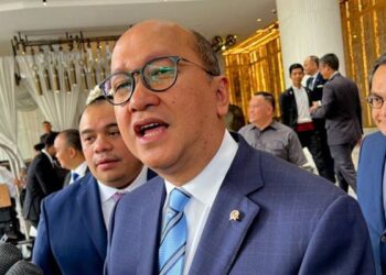 Menteri Investasi dan Hilirisasi/CEO Danantara Rosan Roeslani memberi keterangan kepada awak media usai mendampingi Presiden Prabowo Subianto bertemu dengan Raja Kerajaan Yordania Hasyimiah Raja Abdullah II bin Al Hussein di salah satu hotel, Jakarta, Sabtu (15/11/2025). ANTARA/Harianto