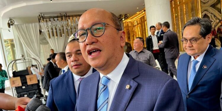 Menteri Investasi dan Hilirisasi/CEO Danantara Rosan Roeslani memberi keterangan kepada awak media usai mendampingi Presiden Prabowo Subianto bertemu dengan Raja Kerajaan Yordania Hasyimiah Raja Abdullah II bin Al Hussein di salah satu hotel, Jakarta, Sabtu (15/11/2025). ANTARA/Harianto