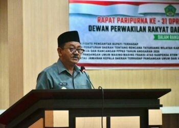 Bupati Boalemo, Rum Pagau, memberika sambutan pembahasan KUA-PPAD APBD 2026 dan RTRW 2024-2044, berlangsung di ruang sidang DPRD Boalemo, Kamis (16/10/2025) (Istimewa)