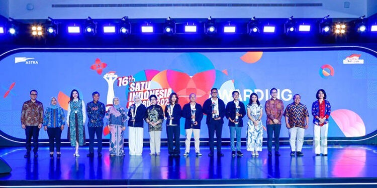 Penerima SATU Indonesia Awards 2025 berpose bersama Dewan Juri 16th SATU Indonesia Awards 2025 beserta Chief of Corporate Affairs Astra, Boy Kelana Soebroto (kiri) dalam acara Awarding 16th SATU Indonesia Awards, Rabu (5/11/2025). (dok. Astra)