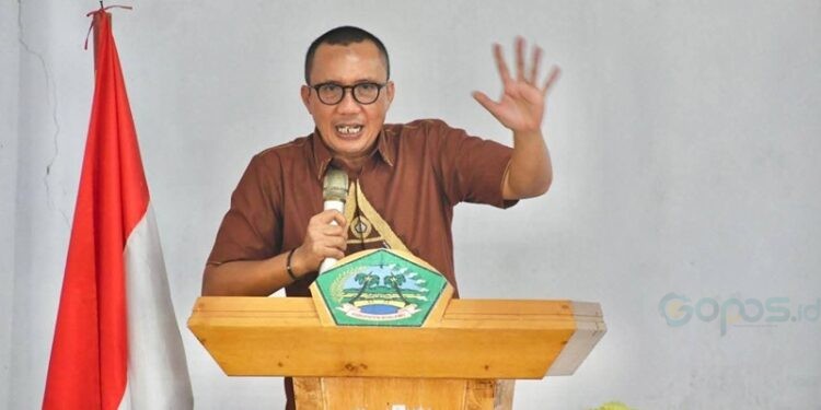 Wakil Bupati Boalemo, Lahmudin Hambali, memberikan sambutan temu Lapang pelaku usaha perikanan di Botumoito, Kamis (13/11/2025) (Istimewa)