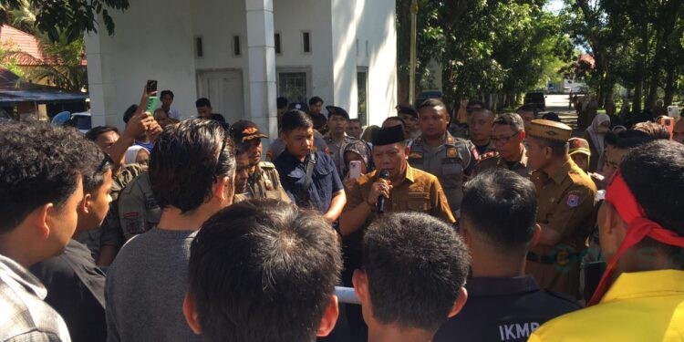 Wabup Risman Tolingguhu saat menemui massa aksi Aliansi Pemuda Bone Bolango yang melakukan demo di Kantor Bupati, Senin (3/11/2025). (Foto Indra/Gopos)