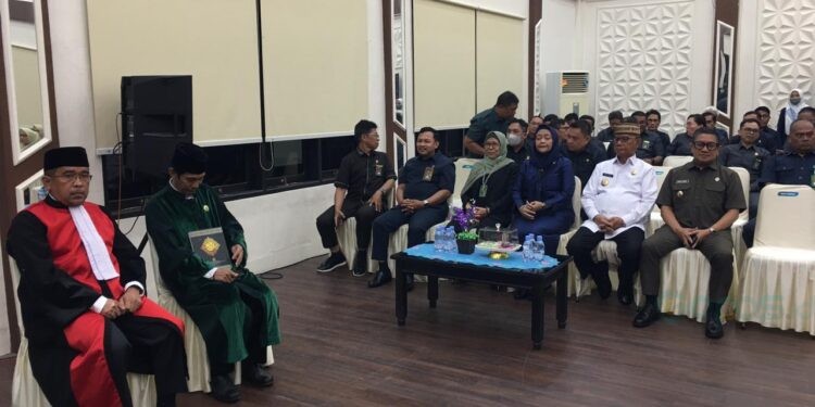 Bupati Ismet Mile saat menghadiri Sidang Terbuka Pengadilan Tinggi Gorontalo dalam rangka Pengambilan Sumpah Jabatan dan Pelantikan Ketua Pengadilan Negeri Gorontalo, Yusuf Syamsudin, yang berlangsung di Ruang Sidang Pengadilan Tinggi Gorontalo, Selasa (4/11/2025). (Foto Indra/Gopos)