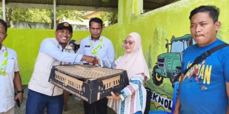 Foto: Asisten III Pemkab Gorontalo menyalurkan bantuan usaha KUR kepada masyarakat