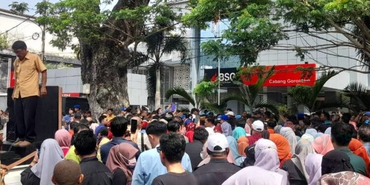 Demonstrasi ASN Kota Gorontalo di kantor BSG Cabang Gorontalo Kamis (13/11/2025)