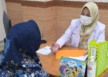 dr. Nurhaedah Azis, Sp.DVE M.K.M., FINSDV FAADV.  ketika melakukan pelayanan