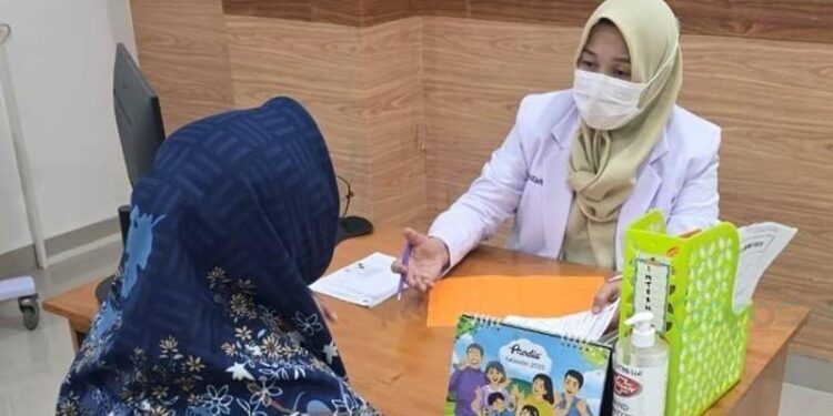 dr. Nurhaedah Azis, Sp.DVE M.K.M., FINSDV FAADV.  ketika melakukan pelayanan