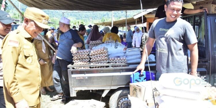 Bupati Pohuwato, Saipul Mbuinga, meninjau langsung pasar murah berlangsung di Kecamatan Taluditi, Selasa (11/11/2025) (Prokopim Pohuwato Iwan Karim)