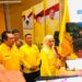 Foto: Ketua DPD Golkar Kota Gorontalo terpilih, Meyke Kamaru menerima panji Golkar pada Musda XI Golkar Kota Gorontalo (Jum’at/19/12/2025) (Rama/Gopos)