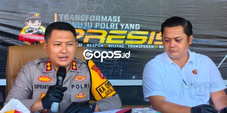 Kapolres Bone Bolango, AKBP Supriantoro (kiri). Kasat Reskrim Bone Bolango, AKP Yudhi Prastyo (kanan)