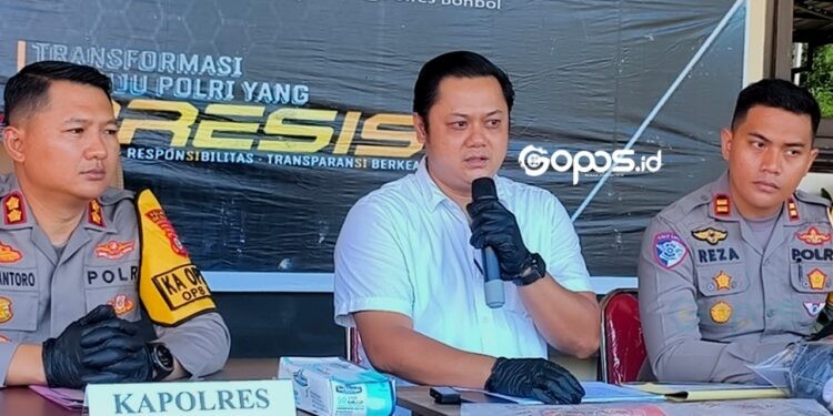 Kasat Reskrim Polres Bone Bolango, AKP Yudhi Prastyo saat memberikan keterangan dalam konferensi pers.