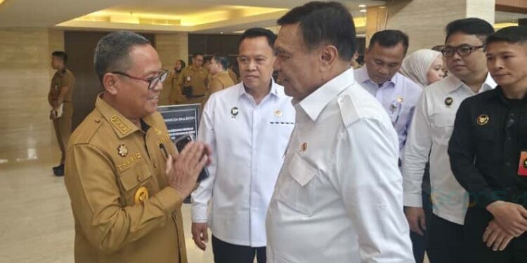 Bupati Gorontalo Utara, Thariq Modanggu berbincang dengan Ketua Pengarah BNPP, Djamari Chaniago di Jakarta, Rabu (19/11/2025).(Istimewa)