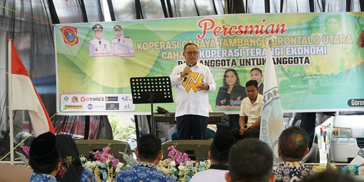Bupati Gorontalo Utara, Thariq Modanggu, bersama Ketua Koperasi Cahaya Tambang, Asisten II Setda Provinsi Gorontalo, foto bersama usai acara peresmian di Desa Molingkapoto, Rabu (17/12/2025)
(Larso/Humas)