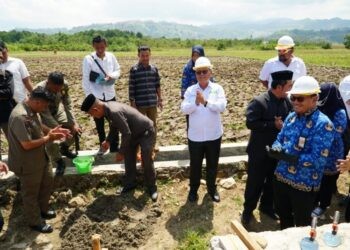 Bupati Gorontalo Utara, Thariq Modanggu usai melakukan peletakkan batu pertama di Desa Bulalo, Kwandang, Rabu (01/10/2025).(Larso/Humas)