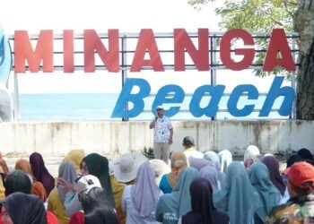 Bupati Gorontalo Utara, Thariq Modanggu bersama rombongan pemerintah daerah meninjau persiapan Festival Mandi Safar yang aka  dilaksanakan tahun depan di Pantai Minanga, Jumat (31/10/2025)