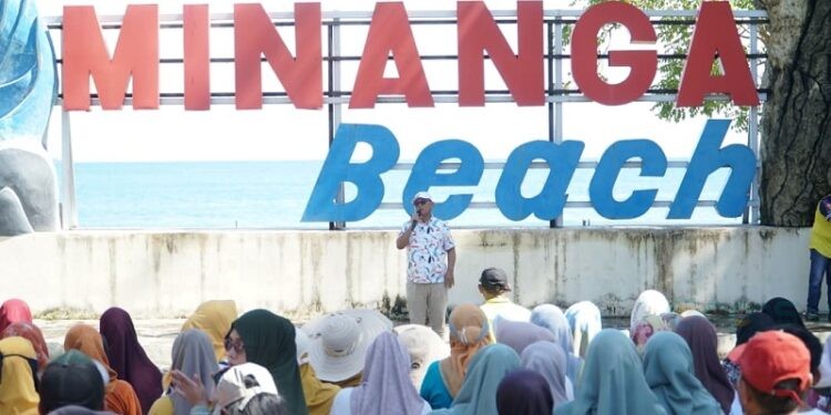 Bupati Gorontalo Utara, Thariq Modanggu bersama rombongan pemerintah daerah meninjau persiapan Festival Mandi Safar yang aka  dilaksanakan tahun depan di Pantai Minanga, Jumat (31/10/2025)