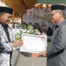 Foto bersama Bupati Gorontalo Utara, Thariq Modanggu, didampingi Kadis Pendidikan dengan para guru yang menerima penghargaan guru berprestasi dan berdedikasi, di Halaman Kantor Bupati, Selasa (25/11/2025)
(Larso/Humas)