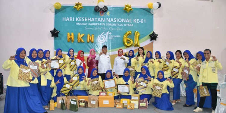 Foto bersama Bupati dan Wakil Bupati Gorontalo Utara, Thariq Modanggu dan Nurjana Hasan Yusuf, dengan para Kepala Puskesmas dan tenaga kesehatan di Gedung An-Brill, Senin (24/11/2025)
(Vall Dangkua/Humas)