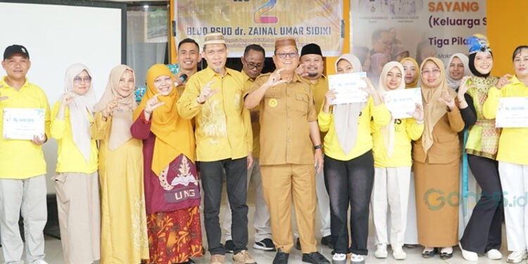 Bupati Gorontalo Utara, Thariq Modanggu, didampingi Kadis Kesehatan saat menghadiri peringatan BLUD RSUD dr. Zainal Umar Sidiki, Selasa (9/13/2025).
(Ikbal/Humas)