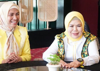 Meyke Camaru (kiri) bersama Idah Syahidah (kanan) saat pelaksanaan Musda Golkar Kota Gorontalo di Grand Q Hotel, Kota Gorontalo, Kamis (18/12/2025). (Foto: Abink/Habari.id)