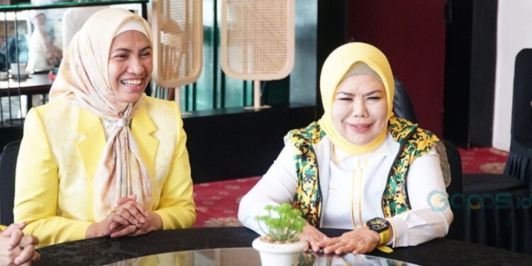 Meyke Camaru (kiri) bersama Idah Syahidah (kanan) saat pelaksanaan Musda Golkar Kota Gorontalo di Grand Q Hotel, Kota Gorontalo, Kamis (18/12/2025). (Foto: Abink/Habari.id)
