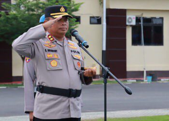 Kapolres Pohuwato, AKBP Busroni, memimpin apel gelar pasukan operasi lilin otanaha 2025, berlangsung di halaman Polres Pohuwato, Jum'at (19/12/2025) (Istimewa)