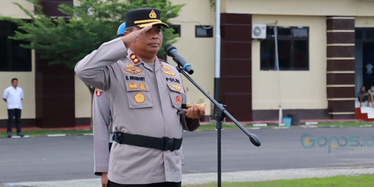 Kapolres Pohuwato, AKBP Busroni, memimpin apel gelar pasukan operasi lilin otanaha 2025, berlangsung di halaman Polres Pohuwato, Jum'at (19/12/2025) (Istimewa)