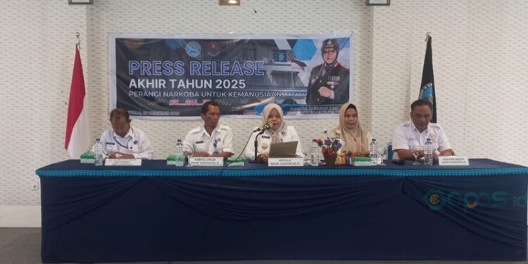 Kepala BNNP Gorontalo, Brigjen Pol Sri Bardiyati, bersama jajaran BNNP Gorontalo menyapaikan rilis akhir tahun 2025, Rabu (24/12/2025).
