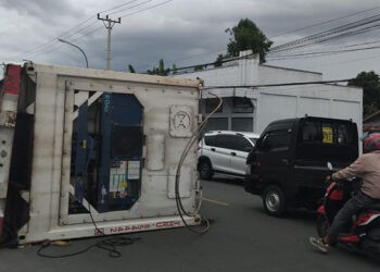 Kemacetan terjadi setelah kontainer berukuran 40 feet terguling saat hendak masuk ke sebuah gudang buah di Desa Pentadio.