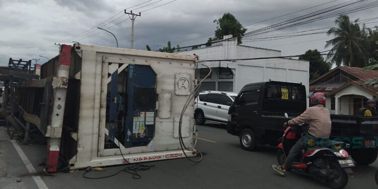 Kemacetan terjadi setelah kontainer berukuran 40 feet terguling saat hendak masuk ke sebuah gudang buah di Desa Pentadio.