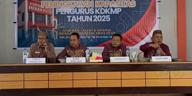 Asisten II Setda Gorut, Ayis Yusuf bersama Kadis Perindakop UKM, Kadis PMD, dan Kepala Desa Bulontio Timur saat pembukaan pelatihan peningkatan kapasitas pengurus KDKMP Gorontalo Utara Tahun 2025 di Sumalata, (4/12/2025)(Kominfo.gorut)