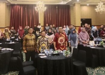 Foto bersama Asisten II Setda Gorut, Kadis Ketahanan Pangan Kabupaten Gorut, Kadis Ketahanan Pangan Provinsi Gorontalo dan seluruh Mitra/Yayasan dalam kegiatan Rakor MBG dan sosialisasi selamatkan pangan yang digelar oleh Dinas Ketahanan Pangan Provinsi Gorontalo di Gedung Hotel Grand Q, Jumat (10/10/2025) (istimewa)