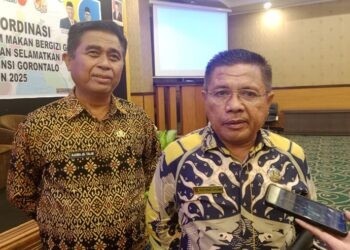 Asisten II Setda Gorut Ayis Yusuf didampingi Kadis Ketahanan Pangan saat diwawancarai usai Rakor MBG dan Sosialisasi Selamatkan Pangan yang digelar oleh Dinas Ketahanan Pangan Provinsi Gorontalo, Jumat (10/10/2025).